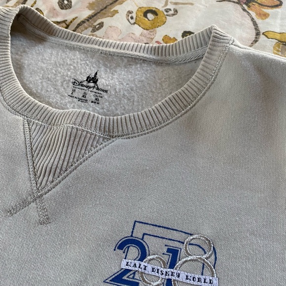 Disney Minnie Mouse 🐭 Large In Size Woman’s Crewneck Amazing back print 🏰 - Picture 6 of 9